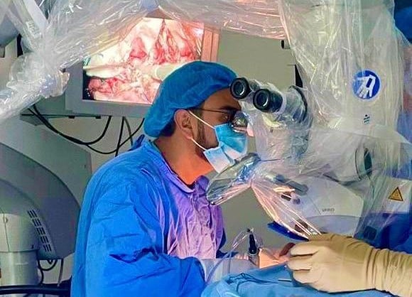 fotografia de medico realizando una neurocirugia