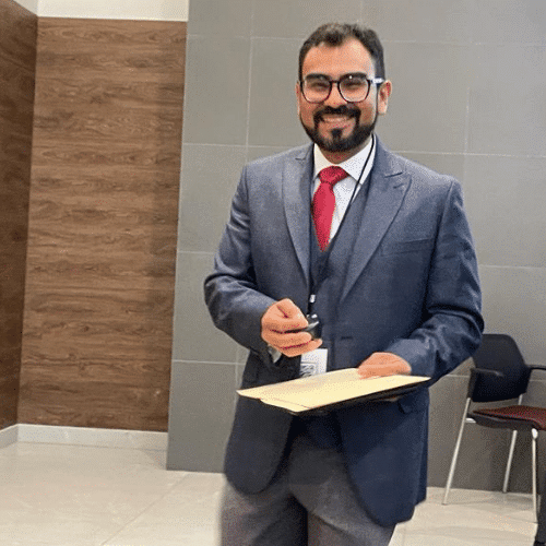 fotografía de neurocirujano pediatra en cancun con traje