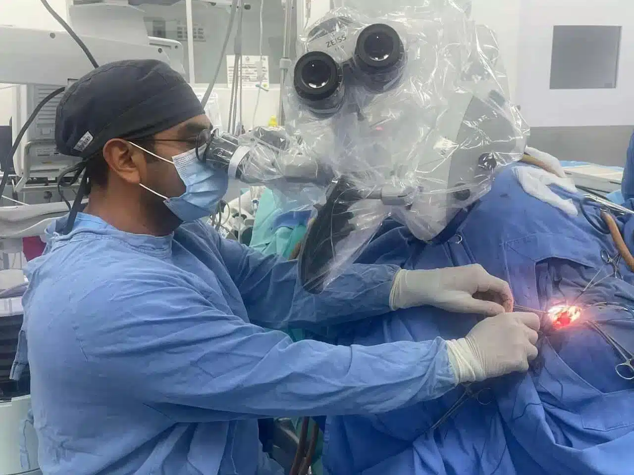 fotografia de medicos neurocirujanos realizando una operación en cancun