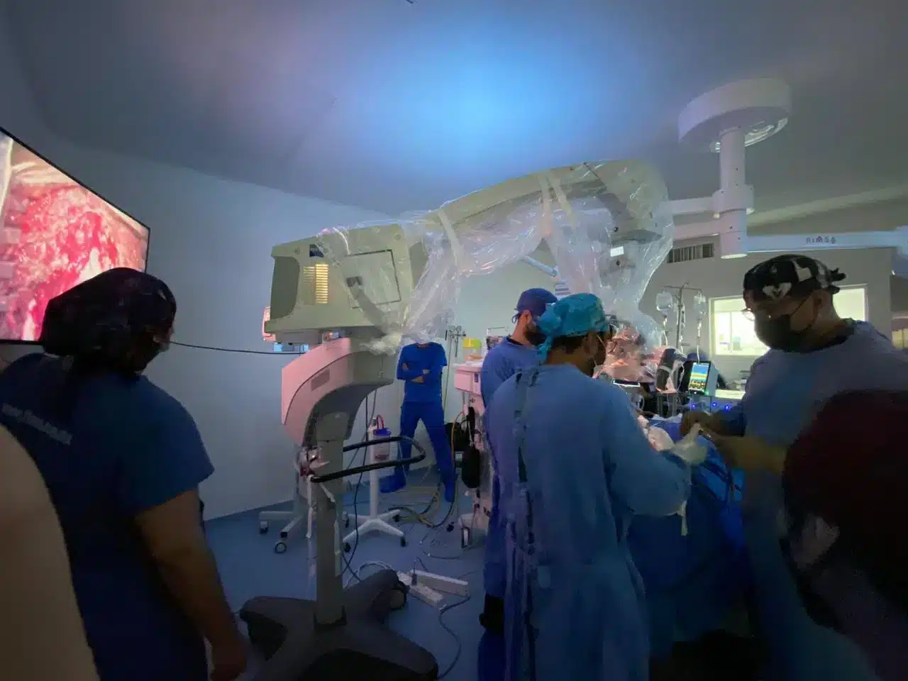 fotografia de neurocirujanos realizando un tratamiento quirurgico