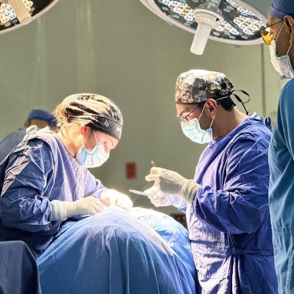 fotografia de medicos llevando a cabo una neurocirujía en la ciudad de cancún