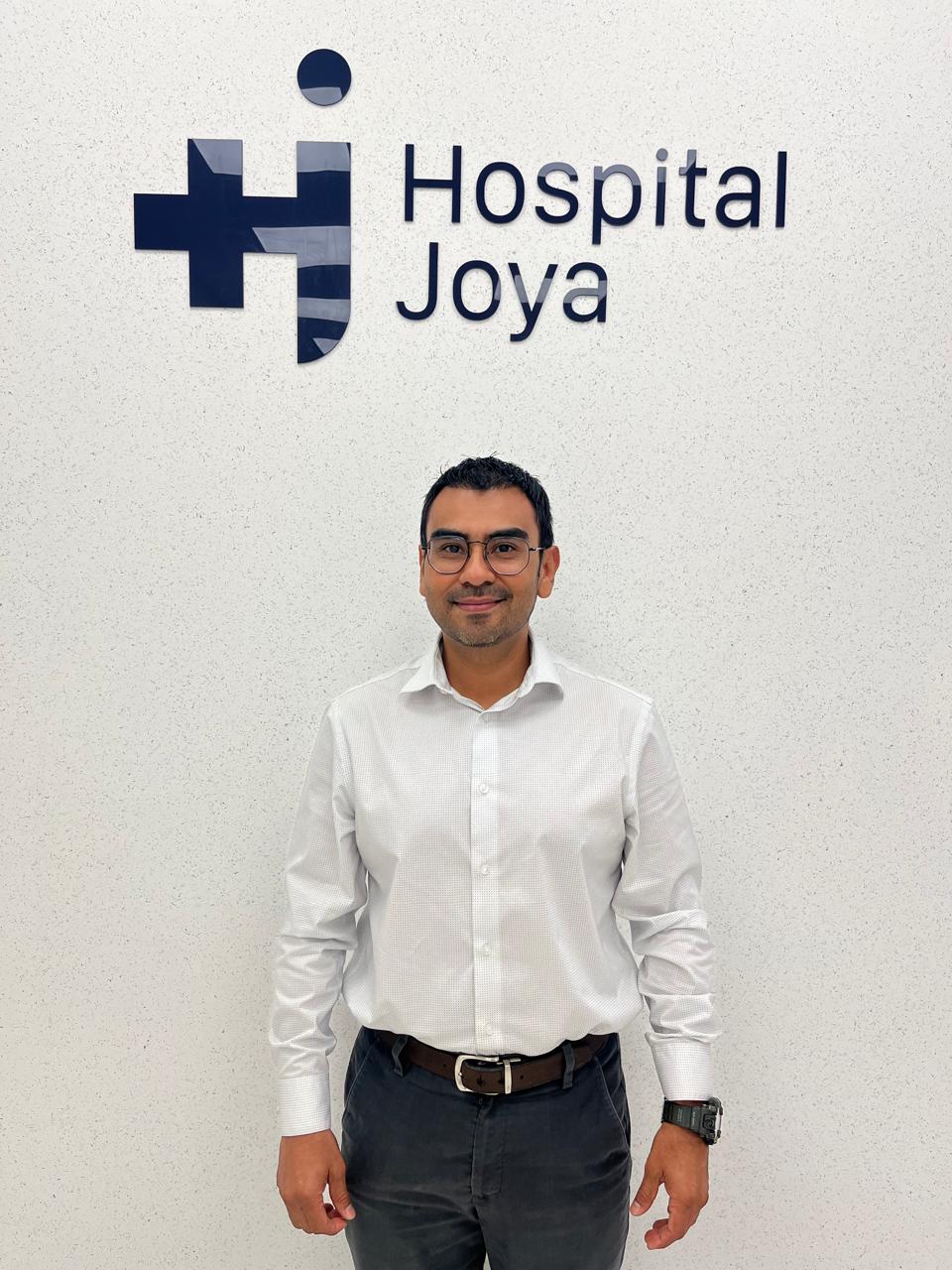 fotografia de neurologo en hospital joya ubicado en cancún